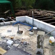 Nous fabriquons des sols au sol: la procédure pour la construction de bases en bois et en béton