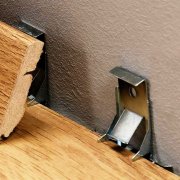 Furnierte Fußleiste: Eine Übersicht über Montagemethoden und Tricks des Andockens