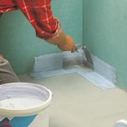 Imperméabilisation du sol à faire soi-même: travailler avec du mastic ciment-polymère