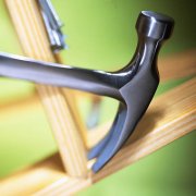 Wie man eine Fußleiste nagelt: die Nuancen der Arbeit mit Holz- und Kunststoffbrettern