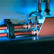 Lernen Sie, eine warme Fußleiste herzustellen oder wie Sie ein europäisches Heizsystem einrichten?