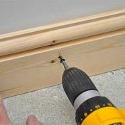 Massivholz-Sockelleiste: So wählen und installieren Sie sich