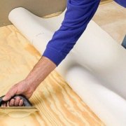 Colocación de linóleo en un piso de madera: preparación de la base y colocación de pegamento