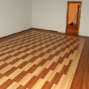 Piastrelle in PVC per il pavimento: cos'è e come lavorarci