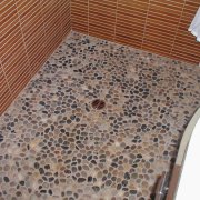 Sol en galets dans la salle de bain: un aperçu de 3 façons de poser un revêtement inhabituel