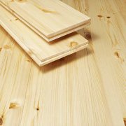 Nous sélectionnons et préparons des planches pour la pose du parquet