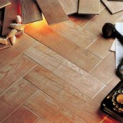 Piastrelle per pavimenti in vinile al quarzo: caratteristiche stilistiche del