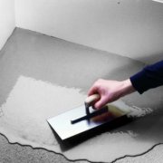 Wir statten den selbstnivellierenden Boden mit unseren eigenen Händen aus: Installationsanleitung