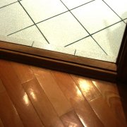 Demontage der alten und Installation einer neuen Holztürschwelle