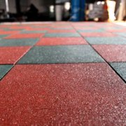 Piastrelle in gomma per briciole - tecnologia per la posa di moduli in gomma e pezzi di piastrelle