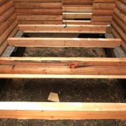 Plancher de plancher dans une maison en bois: nous faisons une base solide pour le revêtement final