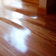 Comment éliminer les «vagues» sur le sol: traiter la chape, le linoléum, le stratifié et le parquet