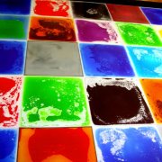 Piastrella liquida: dispositivo e caratteristiche dell'utilizzo di una superficie del pavimento “vivente”