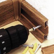 Installation von Kunststoff-Sockelleisten: Eine vergleichende Übersicht über 3 Montagemöglichkeiten