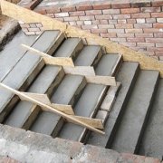 Escalier monolithique en béton à monter soi-même: étapes de construction pas à pas