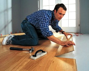 Caractéristiques de la pose d'un stratifié sur un sol en béton: conseils des maîtres