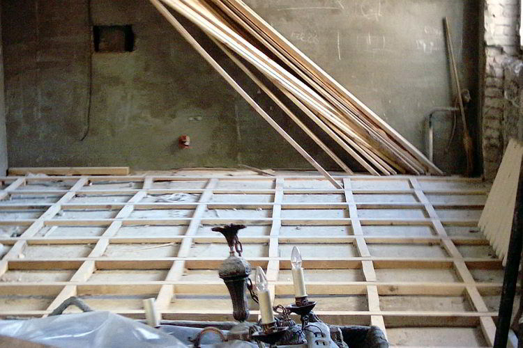 Niveler un plancher en bois sous un stratifié: une comparaison de 3 façons différentes