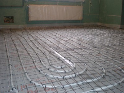 Nous posons des tuyaux en plastique pour un plancher chauffant Tuyaux en plastique pour le chauffage au sol de l'eau