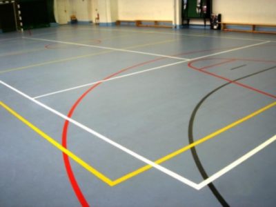 Sol en béton peint avec des marques Sol en béton peint avec des marques