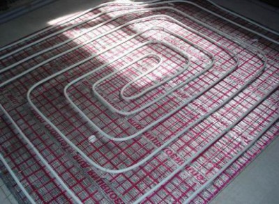 Variante d'un dispositif pour un plancher d'eau à partir de tuyaux en plastique Variante d'un dispositif pour un plancher d'eau à partir de tuyaux en plastique