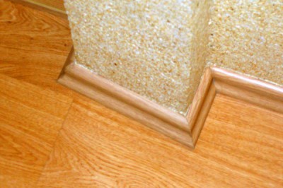 Plinthe pour la pose de sols stratifiés sur linoléum Nous sélectionnons des plinthes lors de la pose d'un stratifié sur linoléum