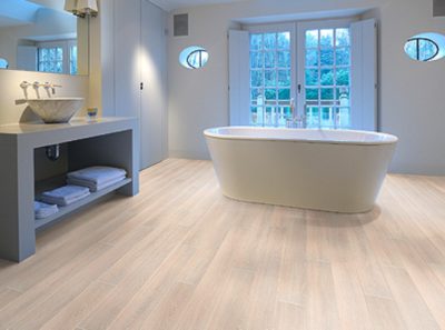 Le dispositif du sol dans la salle de bain en utilisant des matériaux en bois naturel et en liège réduira la hauteur de la pièce Lors de la pose d'un revêtement à partir d'un massif naturel ou de liège, la hauteur de la pièce sera réduite