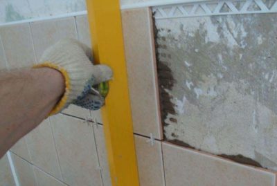 La qualité de l'installation doit être surveillée en permanence. L'empileur doit constamment vérifier la qualité du pavage.