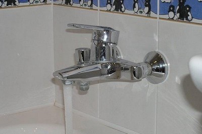 Des trous ronds dans les tuiles font une ballerine Pour les trous ronds, vous aurez besoin d'une ballerine