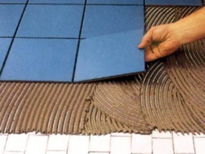 Tuile sur de vieilles tuiles Les carreaux peuvent être posés sur de vieux sols carrelés.