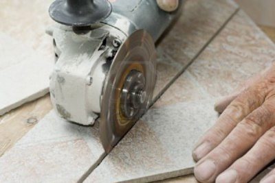 Grinder carrelé Un broyeur est utilisé pour couper les carreaux