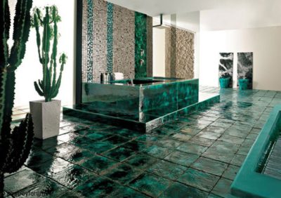 Carrelage imitant la malachite dans la conception de la salle de bain Carrelage imitation malachite utilisé pour décorer une salle de bain