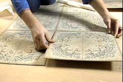Essayez les carreaux de sol sans coller Pose de carreaux