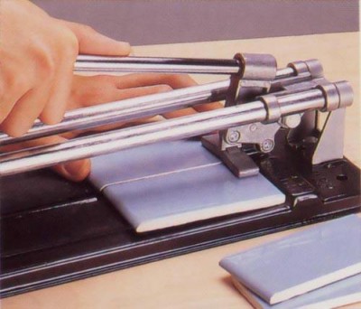 Comment poser une tuile sur un mur - un coupe-carreaux est nécessaire Comment poser une tuile sur un mur - utilisez un coupe-carreaux