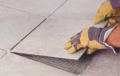 Pose de carreaux à faire soi-même - on observe une couture à la truelle Pose de carreaux à faire soi-même - couture truelle