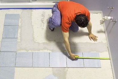 Peut-on poser des carreaux sur des cloisons sèches: analyse des astuces de pose de carreaux