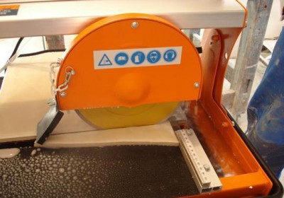 Pose de carreaux à faire soi-même - un dispositif pour couper les carreaux DIY maçonnerie - machine de découpe de carreaux