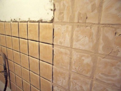 Un exemple de jointoiement de joints sur une tuile Comment remplacer des coutures sur une tuile - un bon exemple