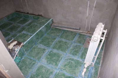 Jointoiement de carreaux Les joints Atira corrects de carreaux de céramique