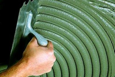 Matériau adhésif pour la pose de carreaux sur des plaques de plâtre Colle pour carreaux et cloisons sèches