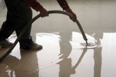 Les mélanges autolissants sont coulés avec un équipement spécial Un équipement spécial est utilisé pour remplir la chape