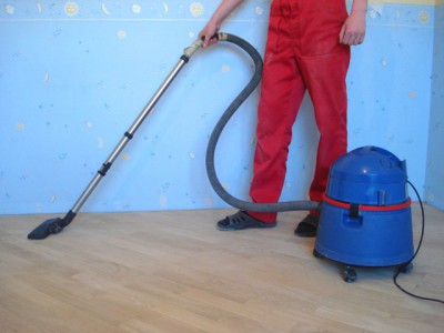 Avant d'articuler, le sol doit être soigneusement nettoyé. Le récurage est précédé d'un nettoyage en profondeur