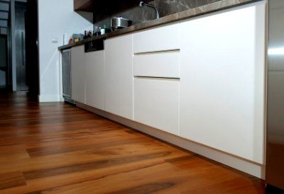 Plancher flottant dans la cuisine Pour les cuisines, il est préférable de choisir un stratifié