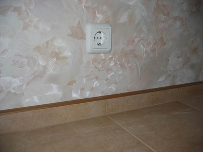 Finition avec la céramique en contournant le joint du sol du carrelage et du mur Finition avec la céramique en contournant le joint du sol du carrelage et du mur