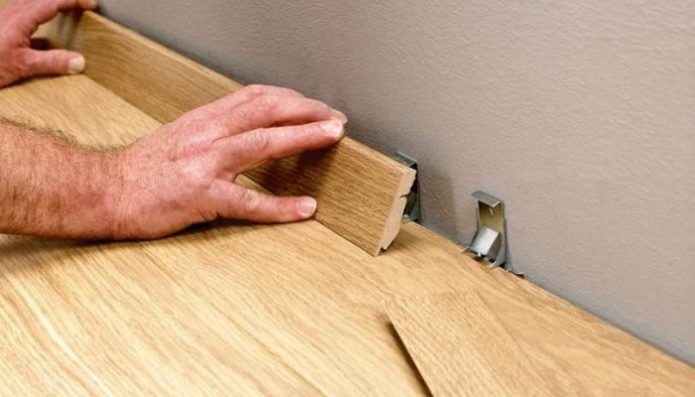 Montage de la plinthe sur les clips