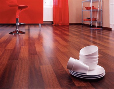 Le stratifié dans la cuisine est magnifique Beau sol stratifié dans la cuisine