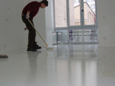 Planchers de polymère en vrac dans l'appartement Planchers de polymère en vrac