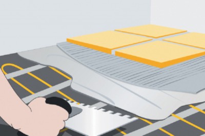 La colle est distribuée aux spatules d'engrenage La spatule dentée distribue la colle élastique