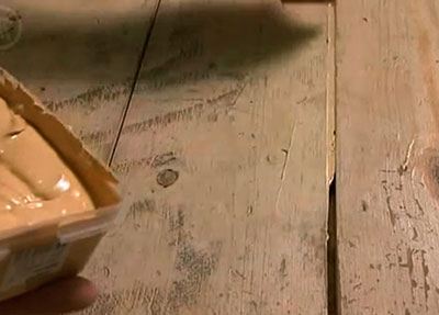 Sceller les espaces entre les lames de plancher à l'aide de mastic Sceller les espaces entre les lames de plancher à l'aide de mastic