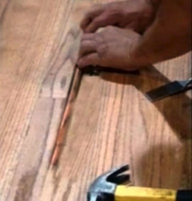 Bouchent les fissures dans le plancher Bouchent les fissures dans le plancher