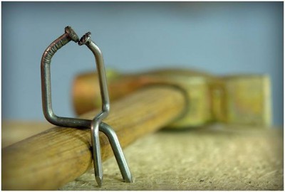 Les articulations entre les ongles et l'arbre commencent à craquer en premier Des grincements apparaissent à la jonction du bois et des clous